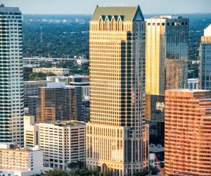 Kryptoměny nabízejí vysoký potenciál výnosu a větší finanční svobodu díky decentralizaci a fungují na trhu, který je otevřený 24 hodin denně, 7 dní v týdnu. Jsou však vysoce rizikovým aktivem kvůli extrémní volatilitě a nedostatku regulace. Mezi hlavní rizika patří rychlé ztráty a selhání kybernetické bezpečnosti. Klíčem k úspěchu je investovat pouze s jasnou strategií a s kapitálem, který neohrozí vaši finanční stabilitu.