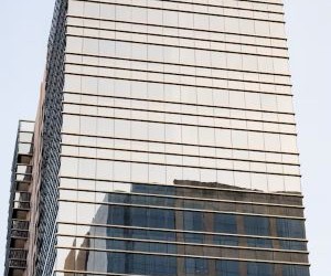 Komodity jako zlato, ropa, zemědělské produkty a průmyslové kovy nabízejí příležitosti k diverzifikaci portfolia a zajištění proti inflaci, ale jsou také vysoce rizikovými aktivy kvůli cenové volatilitě, geopolitickému napětí a šokům v nabídce a poptávce; klíčem je investovat s jasnou strategií, pochopením základních tržních faktorů a pouze s kapitálem, který neohrozí vaši finanční stabilitu.