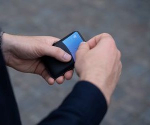 Kryptoměny nabízejí vysoký potenciál výnosu a větší finanční svobodu díky decentralizaci a fungují na trhu, který je otevřený 24 hodin denně, 7 dní v týdnu. Jsou však vysoce rizikovým aktivem kvůli extrémní volatilitě a nedostatku regulace. Mezi hlavní rizika patří rychlé ztráty a selhání kybernetické bezpečnosti. Klíčem k úspěchu je investovat pouze s jasnou strategií a s kapitálem, který neohrozí vaši finanční stabilitu.