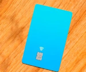 Kryptoměny nabízejí vysoký potenciál výnosu a větší finanční svobodu díky decentralizaci a fungují na trhu, který je otevřený 24 hodin denně, 7 dní v týdnu. Jsou však vysoce rizikovým aktivem kvůli extrémní volatilitě a nedostatku regulace. Mezi hlavní rizika patří rychlé ztráty a selhání kybernetické bezpečnosti. Klíčem k úspěchu je investovat pouze s jasnou strategií a s kapitálem, který neohrozí vaši finanční stabilitu.