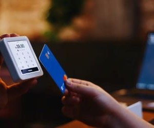 Akcie nabízejí potenciál dlouhodobého růstu a dividendového příjmu investováním do společností, které v průběhu času vytvářejí hodnotu, ale také nesou značné riziko v důsledku volatility trhu, ekonomických cyklů a událostí specifických pro danou společnost; klíčem je investovat s jasnou strategií, správnou diverzifikací a pouze s kapitálem, který neohrozí vaši finanční stabilitu.