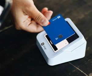 Kryptoměny nabízejí vysoký potenciál výnosu a větší finanční svobodu díky decentralizaci a fungují na trhu, který je otevřený 24 hodin denně, 7 dní v týdnu. Jsou však vysoce rizikovým aktivem kvůli extrémní volatilitě a nedostatku regulace. Mezi hlavní rizika patří rychlé ztráty a selhání kybernetické bezpečnosti. Klíčem k úspěchu je investovat pouze s jasnou strategií a s kapitálem, který neohrozí vaši finanční stabilitu.