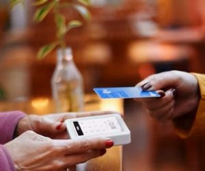 Forex nabízí příležitosti k zisku z kolísání mezi globálními měnami na vysoce likvidním trhu, který se obchoduje 24 hodin denně, ale je také vysoce rizikovou oblastí kvůli pákovému efektu, prudké volatilitě a dopadu makroekonomických zpráv; klíčem je obchodovat s jasnou strategií, přísným řízením rizik a pouze s kapitálem, který si můžete dovolit ztratit, aniž by to ovlivnilo vaši finanční stabilitu.