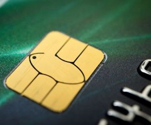 Komodity jako zlato, ropa, zemědělské produkty a průmyslové kovy nabízejí příležitosti k diverzifikaci portfolia a zajištění proti inflaci, ale jsou také vysoce rizikovými aktivy kvůli cenové volatilitě, geopolitickému napětí a šokům v nabídce a poptávce; klíčem je investovat s jasnou strategií, pochopením základních tržních faktorů a pouze s kapitálem, který neohrozí vaši finanční stabilitu.