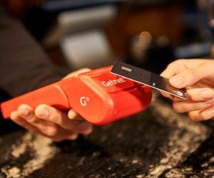 Kryptoměny nabízejí vysoký potenciál výnosu a větší finanční svobodu díky decentralizaci a fungují na trhu, který je otevřený 24 hodin denně, 7 dní v týdnu. Jsou však vysoce rizikovým aktivem kvůli extrémní volatilitě a nedostatku regulace. Mezi hlavní rizika patří rychlé ztráty a selhání kybernetické bezpečnosti. Klíčem k úspěchu je investovat pouze s jasnou strategií a s kapitálem, který neohrozí vaši finanční stabilitu.