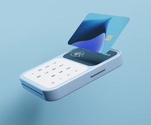 Komodity jako zlato, ropa, zemědělské produkty a průmyslové kovy nabízejí příležitosti k diverzifikaci portfolia a zajištění proti inflaci, ale jsou také vysoce rizikovými aktivy kvůli cenové volatilitě, geopolitickému napětí a šokům v nabídce a poptávce; klíčem je investovat s jasnou strategií, pochopením základních tržních faktorů a pouze s kapitálem, který neohrozí vaši finanční stabilitu.