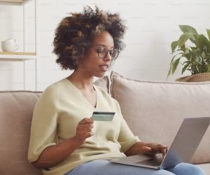 Komodity jako zlato, ropa, zemědělské produkty a průmyslové kovy nabízejí příležitosti k diverzifikaci portfolia a zajištění proti inflaci, ale jsou také vysoce rizikovými aktivy kvůli cenové volatilitě, geopolitickému napětí a šokům v nabídce a poptávce; klíčem je investovat s jasnou strategií, pochopením základních tržních faktorů a pouze s kapitálem, který neohrozí vaši finanční stabilitu.