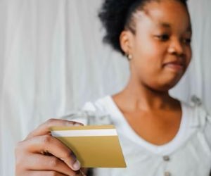 Komodity jako zlato, ropa, zemědělské produkty a průmyslové kovy nabízejí příležitosti k diverzifikaci portfolia a zajištění proti inflaci, ale jsou také vysoce rizikovými aktivy kvůli cenové volatilitě, geopolitickému napětí a šokům v nabídce a poptávce; klíčem je investovat s jasnou strategií, pochopením základních tržních faktorů a pouze s kapitálem, který neohrozí vaši finanční stabilitu.