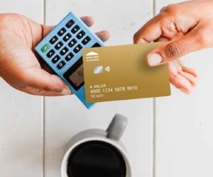 Akcie nabízejí potenciál dlouhodobého růstu a dividendového příjmu investováním do společností, které v průběhu času vytvářejí hodnotu, ale také nesou značné riziko v důsledku volatility trhu, ekonomických cyklů a událostí specifických pro danou společnost; klíčem je investovat s jasnou strategií, správnou diverzifikací a pouze s kapitálem, který neohrozí vaši finanční stabilitu.