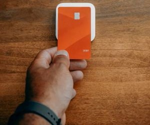 Akcie nabízejí potenciál dlouhodobého růstu a dividendového příjmu investováním do společností, které v průběhu času vytvářejí hodnotu, ale také nesou značné riziko v důsledku volatility trhu, ekonomických cyklů a událostí specifických pro danou společnost; klíčem je investovat s jasnou strategií, správnou diverzifikací a pouze s kapitálem, který neohrozí vaši finanční stabilitu.