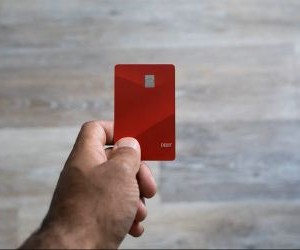 Forex nabízí příležitosti k zisku z kolísání mezi globálními měnami na vysoce likvidním trhu, který se obchoduje 24 hodin denně, ale je také vysoce rizikovou oblastí kvůli pákovému efektu, prudké volatilitě a dopadu makroekonomických zpráv; klíčem je obchodovat s jasnou strategií, přísným řízením rizik a pouze s kapitálem, který si můžete dovolit ztratit, aniž by to ovlivnilo vaši finanční stabilitu.