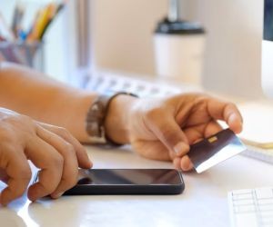 Forex nabízí příležitosti k zisku z kolísání mezi globálními měnami na vysoce likvidním trhu, který se obchoduje 24 hodin denně, ale je také vysoce rizikovou oblastí kvůli pákovému efektu, prudké volatilitě a dopadu makroekonomických zpráv; klíčem je obchodovat s jasnou strategií, přísným řízením rizik a pouze s kapitálem, který si můžete dovolit ztratit, aniž by to ovlivnilo vaši finanční stabilitu.