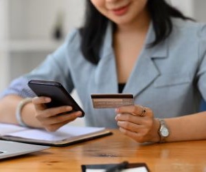 Forex nabízí příležitosti k zisku z kolísání mezi globálními měnami na vysoce likvidním trhu, který se obchoduje 24 hodin denně, ale je také vysoce rizikovou oblastí kvůli pákovému efektu, prudké volatilitě a dopadu makroekonomických zpráv; klíčem je obchodovat s jasnou strategií, přísným řízením rizik a pouze s kapitálem, který si můžete dovolit ztratit, aniž by to ovlivnilo vaši finanční stabilitu.