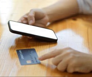 Forex nabízí příležitosti k zisku z kolísání mezi globálními měnami na vysoce likvidním trhu, který se obchoduje 24 hodin denně, ale je také vysoce rizikovou oblastí kvůli pákovému efektu, prudké volatilitě a dopadu makroekonomických zpráv; klíčem je obchodovat s jasnou strategií, přísným řízením rizik a pouze s kapitálem, který si můžete dovolit ztratit, aniž by to ovlivnilo vaši finanční stabilitu.