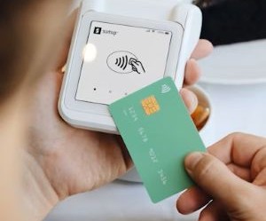 Forex nabízí příležitosti k zisku z kolísání mezi globálními měnami na vysoce likvidním trhu, který se obchoduje 24 hodin denně, ale je také vysoce rizikovou oblastí kvůli pákovému efektu, prudké volatilitě a dopadu makroekonomických zpráv; klíčem je obchodovat s jasnou strategií, přísným řízením rizik a pouze s kapitálem, který si můžete dovolit ztratit, aniž by to ovlivnilo vaši finanční stabilitu.