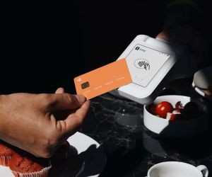 Forex nabízí příležitosti k zisku z kolísání mezi globálními měnami na vysoce likvidním trhu, který se obchoduje 24 hodin denně, ale je také vysoce rizikovou oblastí kvůli pákovému efektu, prudké volatilitě a dopadu makroekonomických zpráv; klíčem je obchodovat s jasnou strategií, přísným řízením rizik a pouze s kapitálem, který si můžete dovolit ztratit, aniž by to ovlivnilo vaši finanční stabilitu.