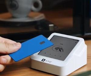 Forex nabízí příležitosti k zisku z kolísání mezi globálními měnami na vysoce likvidním trhu, který se obchoduje 24 hodin denně, ale je také vysoce rizikovou oblastí kvůli pákovému efektu, prudké volatilitě a dopadu makroekonomických zpráv; klíčem je obchodovat s jasnou strategií, přísným řízením rizik a pouze s kapitálem, který si můžete dovolit ztratit, aniž by to ovlivnilo vaši finanční stabilitu.