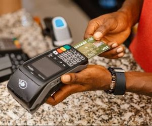 Forex nabízí příležitosti k zisku z kolísání mezi globálními měnami na vysoce likvidním trhu, který se obchoduje 24 hodin denně, ale je také vysoce rizikovou oblastí kvůli pákovému efektu, prudké volatilitě a dopadu makroekonomických zpráv; klíčem je obchodovat s jasnou strategií, přísným řízením rizik a pouze s kapitálem, který si můžete dovolit ztratit, aniž by to ovlivnilo vaši finanční stabilitu.