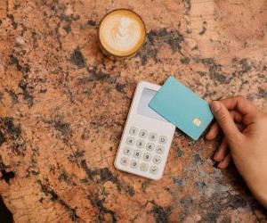 Akcie nabízejí potenciál dlouhodobého růstu a dividendového příjmu investováním do společností, které v průběhu času vytvářejí hodnotu, ale také nesou značné riziko v důsledku volatility trhu, ekonomických cyklů a událostí specifických pro danou společnost; klíčem je investovat s jasnou strategií, správnou diverzifikací a pouze s kapitálem, který neohrozí vaši finanční stabilitu.