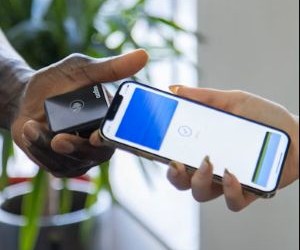 Akcie nabízejí potenciál dlouhodobého růstu a dividendového příjmu investováním do společností, které v průběhu času vytvářejí hodnotu, ale také nesou značné riziko v důsledku volatility trhu, ekonomických cyklů a událostí specifických pro danou společnost; klíčem je investovat s jasnou strategií, správnou diverzifikací a pouze s kapitálem, který neohrozí vaši finanční stabilitu.