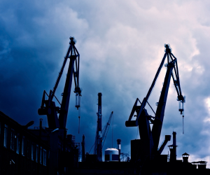 Ropa může pomoci diverzifikovat portfolio a částečně chránit proti inflaci, zároveň však patří mezi vysoce volatilní aktiva citlivá na geopolitické napětí a výkyvy nabídky a poptávky.